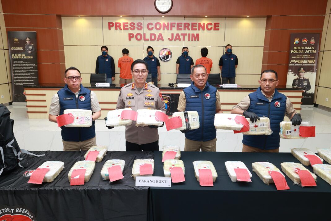 Kombes Pol Jules Abast atau Kombes Pol Robert Dacosta memberikan keterangan