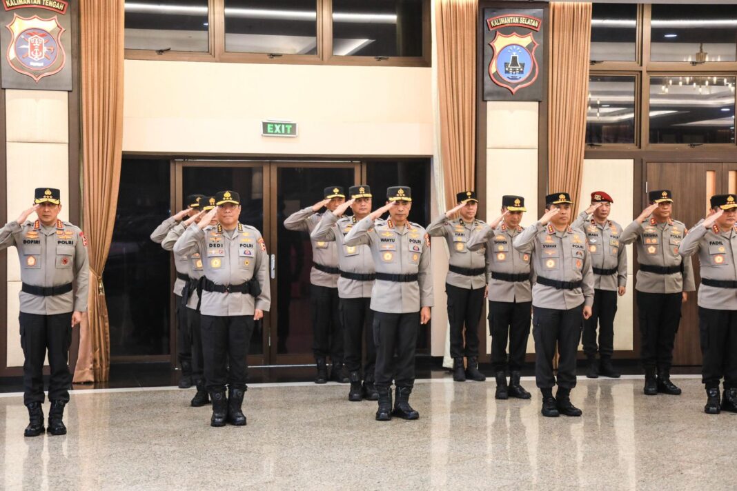 Mabes Polri menggelar Korps Raport kenaikan pangkat bagi 13 Perwira Tinggi Polri di Ruang Rupattama, Jakarta