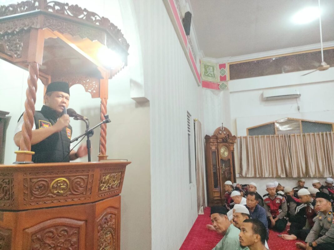 Kapolda Sumbar Irjen Pol Dr. Gatot Tri Suryanta memimpin Gerakan Subuh Berjamaah bersama masyarakat di salah satu masjid di Sumatera Barat