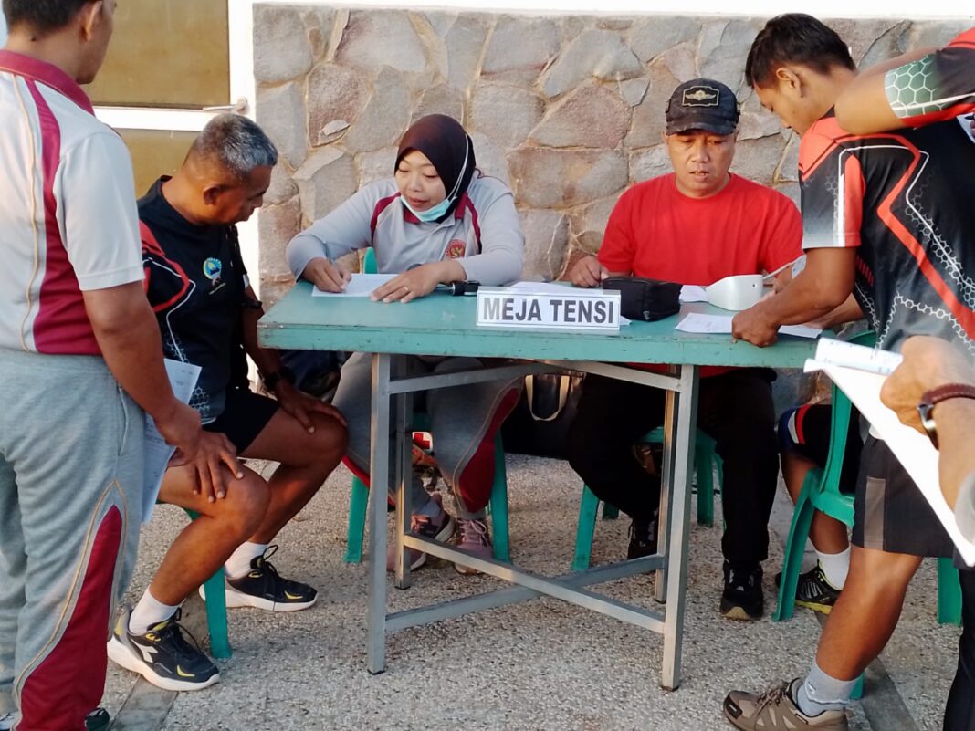 Petugas medis memeriksa tekanan darah prajurit sebelum tes fisik