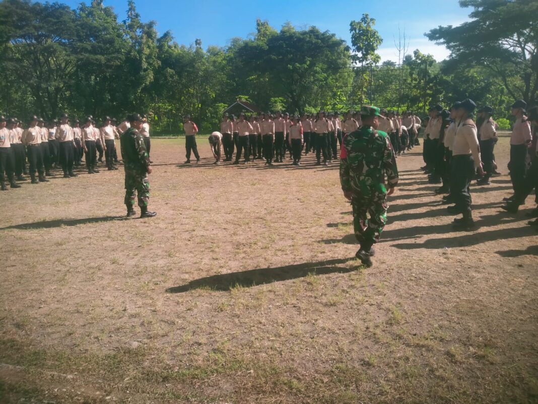 Babinsa dan peserta latihan berdiskusi setelah pelatihan baris berbaris di Sragen