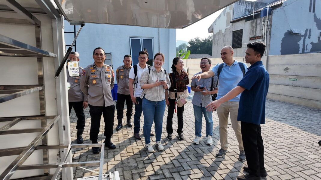 Irjen Danang mendampingi tamu internasional meninjau dapur SPPG