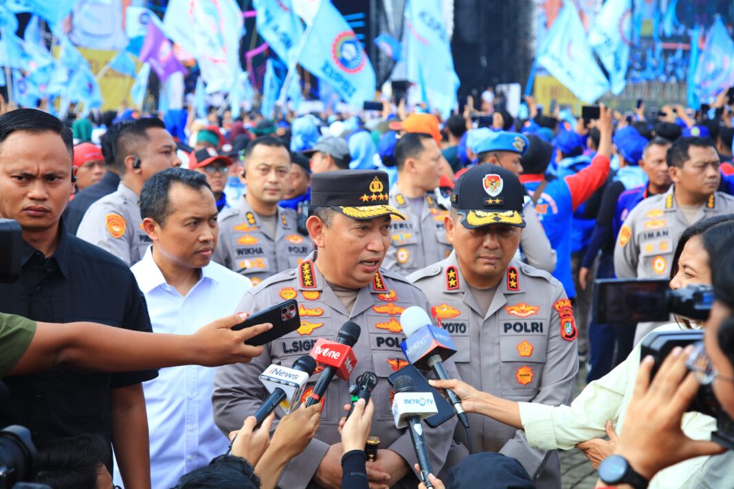 Kapolri Jenderal Listyo Sigit Prabowo menghadiri May Day Fiesta di Monas 2025