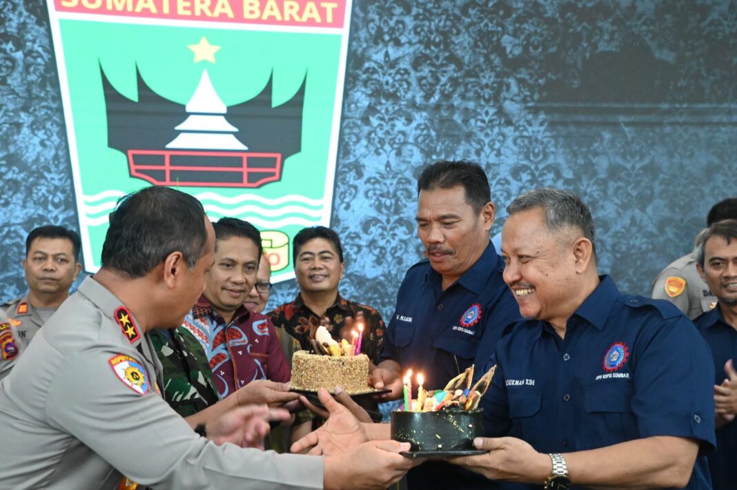 Kapolda Sumbar memberikan kue ulang tahun kepada KSPSI pada peringatan May Day 2025.