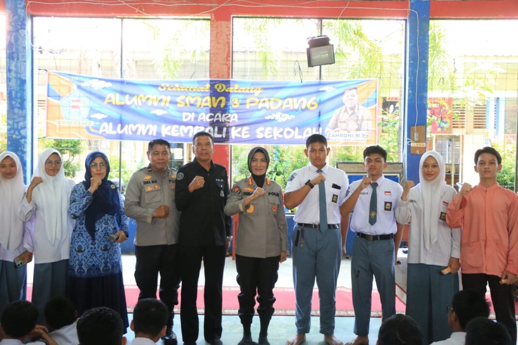 Foto bersama usai kegiatan sosialisasi bijak bermedia sosial di SMAN 3 Padang