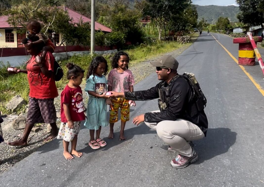 Suasana humanis kegiatan sosial Satgas Damai Cartenz di Kampung Kulirik.