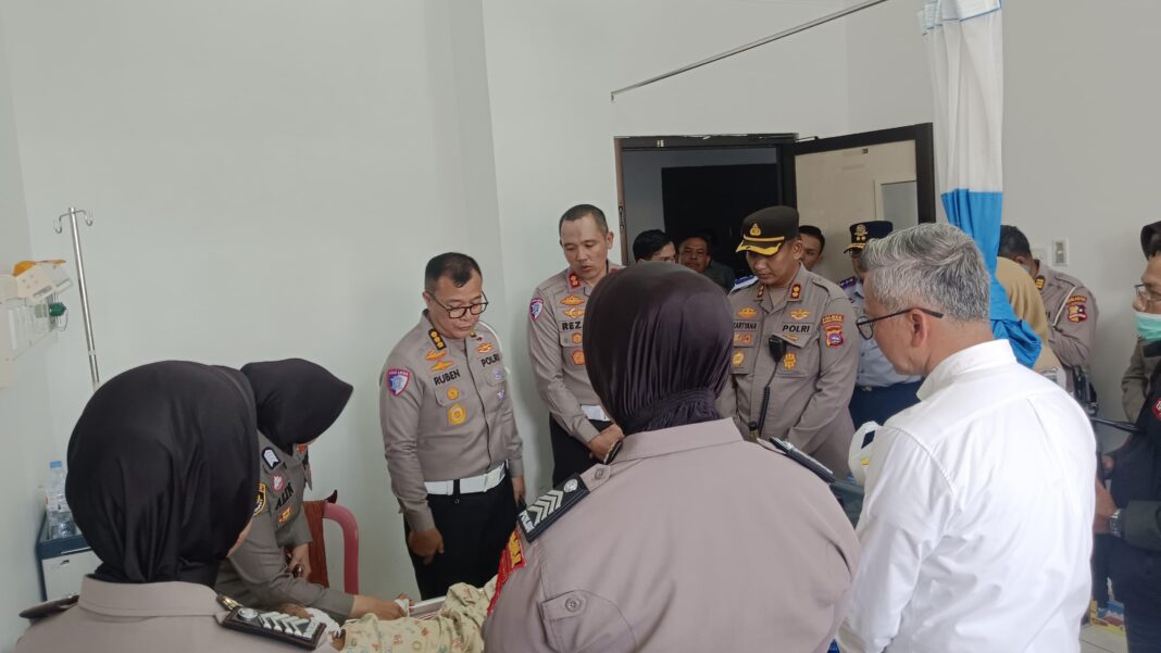 Polwan Polres Padang Panjang memberikan trauma healing kepada korban kecelakaan di RSUD Padang Panjang