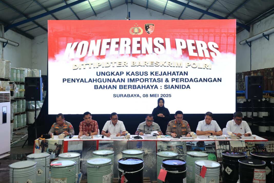 Konferensi pers pengungkapan perdagangan sianida ilegal oleh Bareskrim Polri