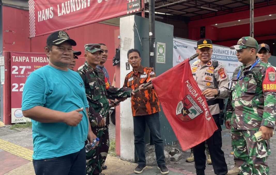 Polisi menertibkan bendera ormas di wilayah Jakarta Pusat dalam Operasi Brantas Jaya 2025
