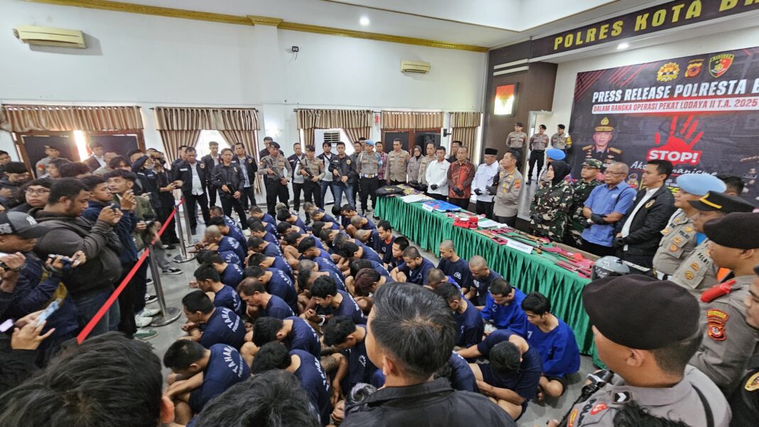 Kapolresta Bandung Kombes Pol Aldi Subartono saat konferensi pers Operasi Pekat Lodaya 2025