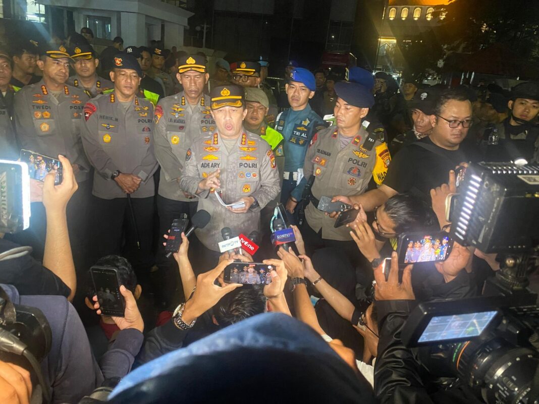 Petugas mengamankan pelaku pungli saat Operasi Berantas Jaya di Kembangan, Jakarta Barat