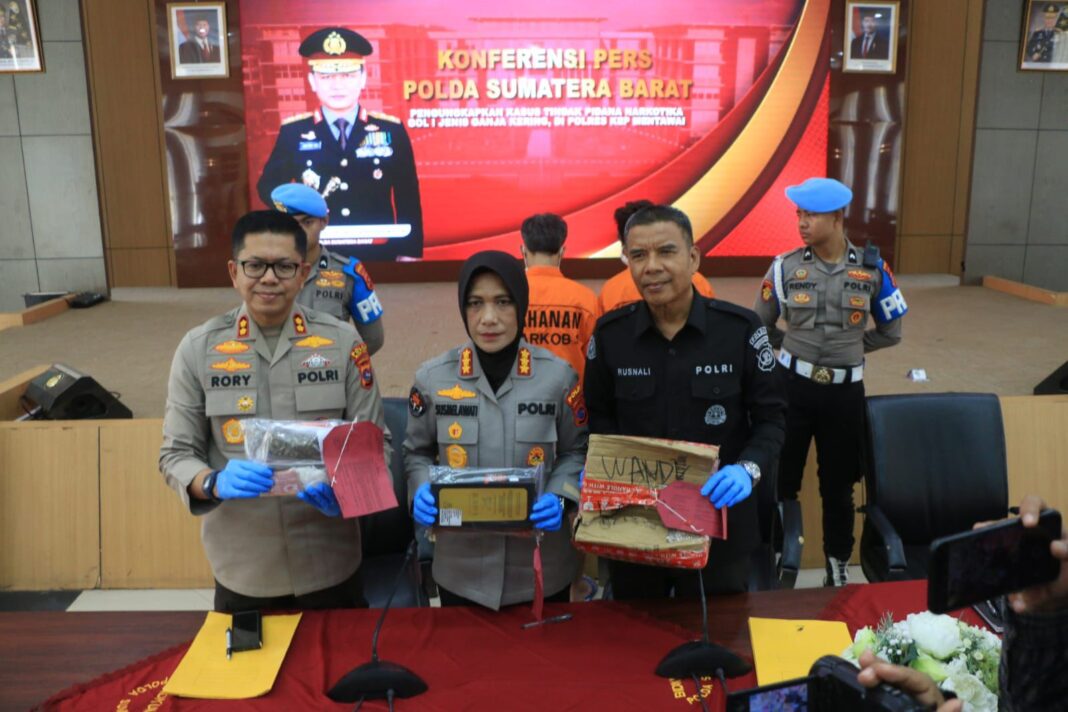 Barang bukti ganja disembunyikan dalam kotak kurma merek PALMDATES