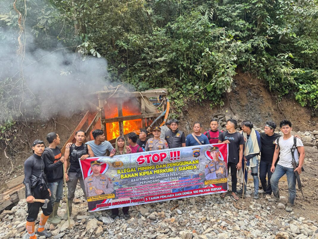 Spanduk larangan tambang ilegal dipasang polisi di Solok Selatan