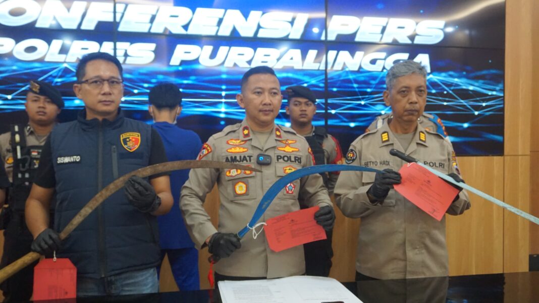 Polisi Purbalingga amankan remaja diduga hendak tawuran, tiga di antaranya bawa senjata tajam.