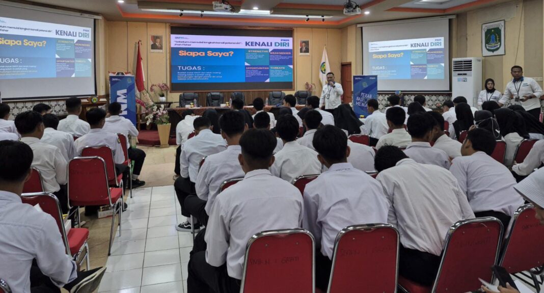 Siswa SMK Negeri 1 Grati mendengarkan materi dari PNM dalam program Pekan Nasional Mengajar 2025