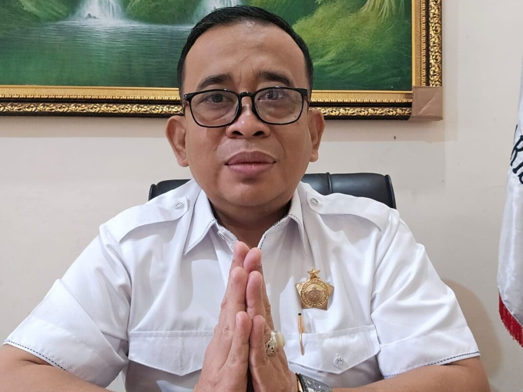 Potret Rahmad Sukendar saat wawancara/media