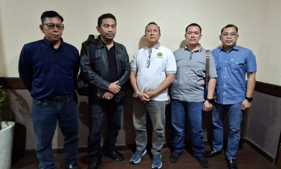 Terpidana Edwin Djoenaedi diamankan oleh Satgas Intelijen Kejaksaan Agung di Surabaya