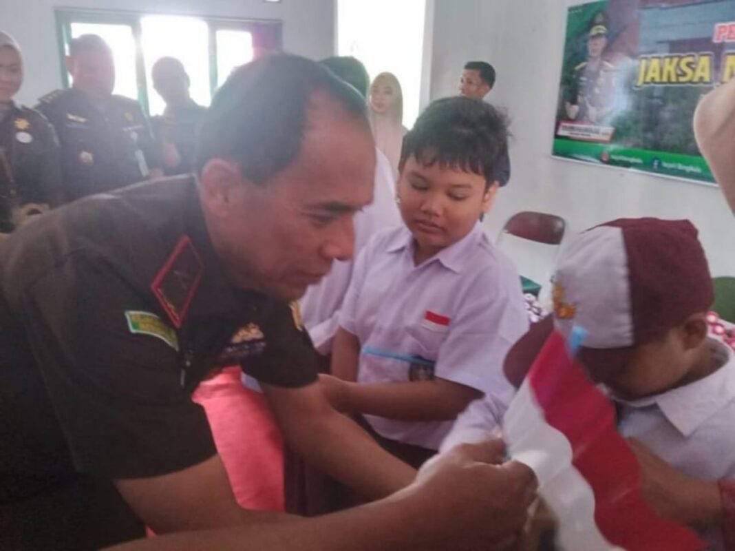 Kajati Bengkulu Viktor Sidabutar Sosialisasikan Masalah Hukum pada Siswa Disabilitas