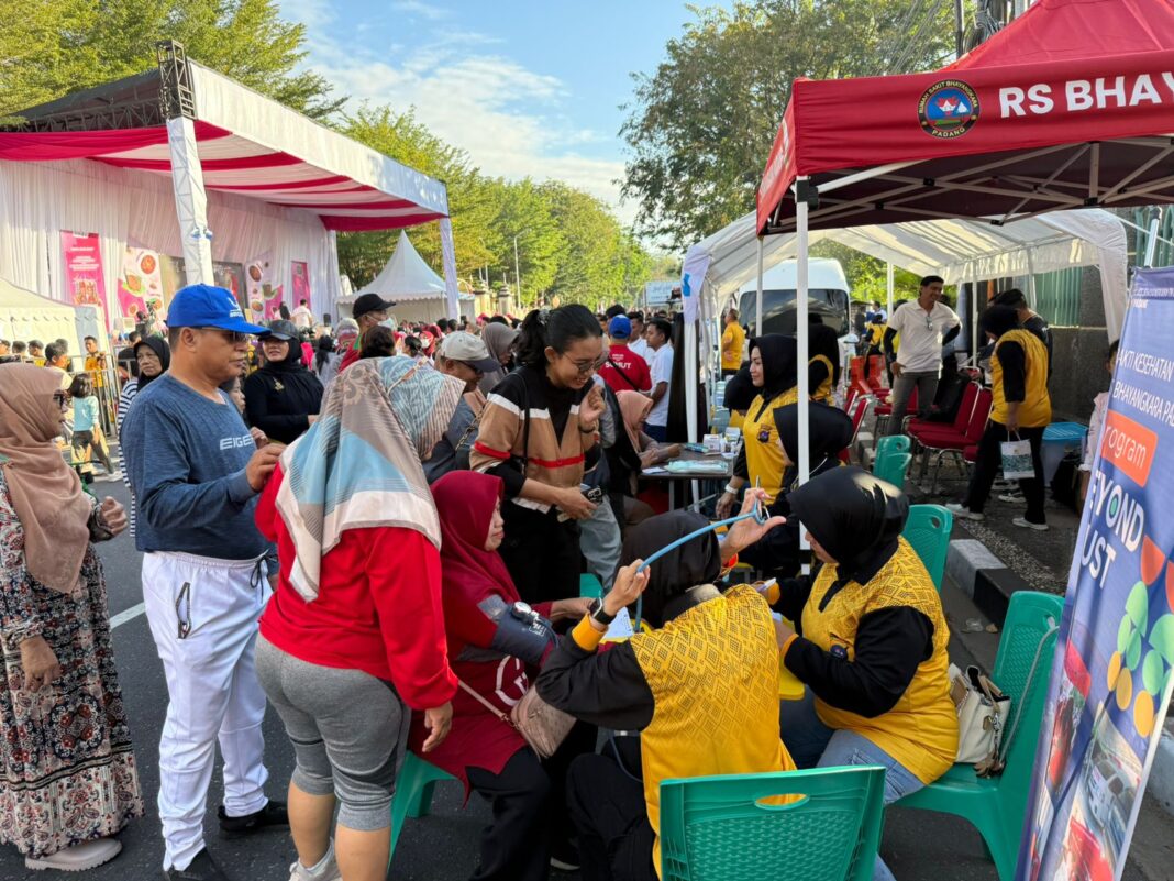 Petugas Polda Sumbar memberikan pelayanan kesehatan gratis kepada warga di acara CFD Padang