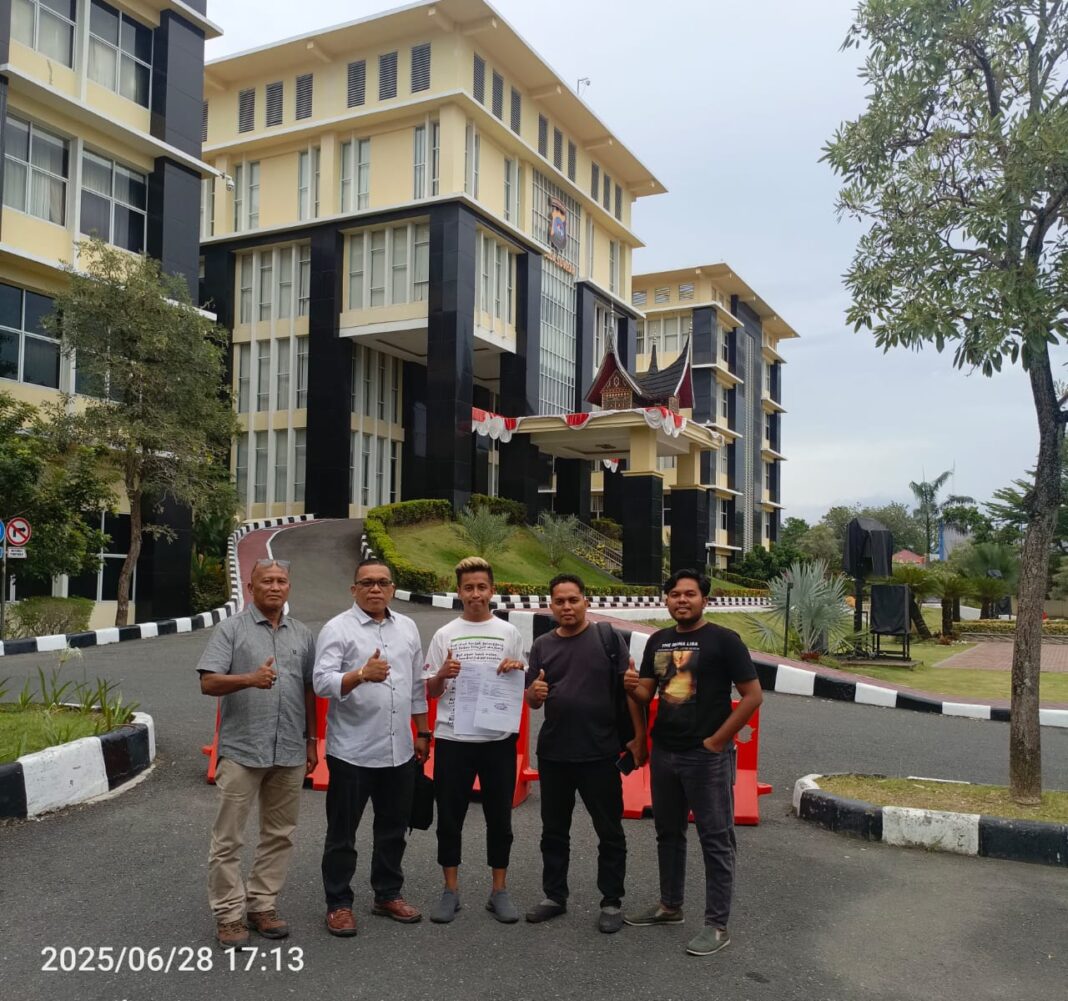 Ismail dan Rahmad melapor ke Polda sumbar