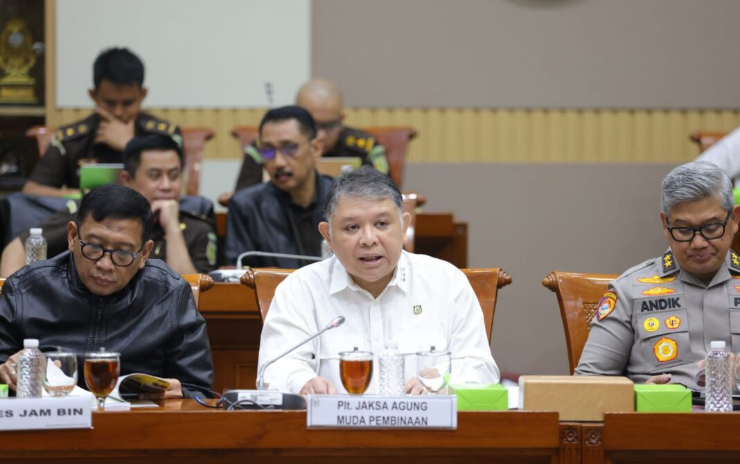 Plt Jambin Narendra Jatna (kemeja putih), didampingi Sesjambin Ponco Hartanto (kiri) dan Karo Umum Yudi Indra Gunawan (belakang)