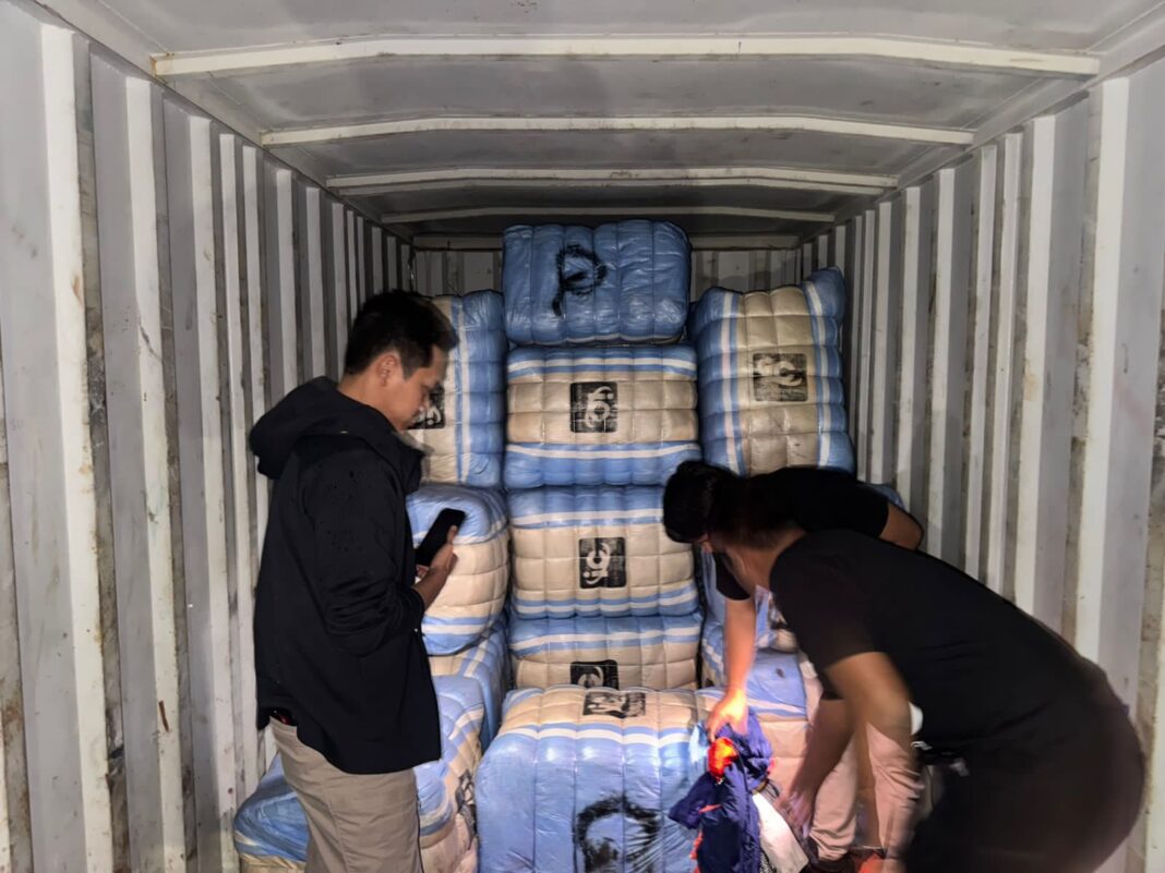 Barang bukti bal pakaian bekas impor yang disita Polda Metro Jaya dalam operasi di Jakarta