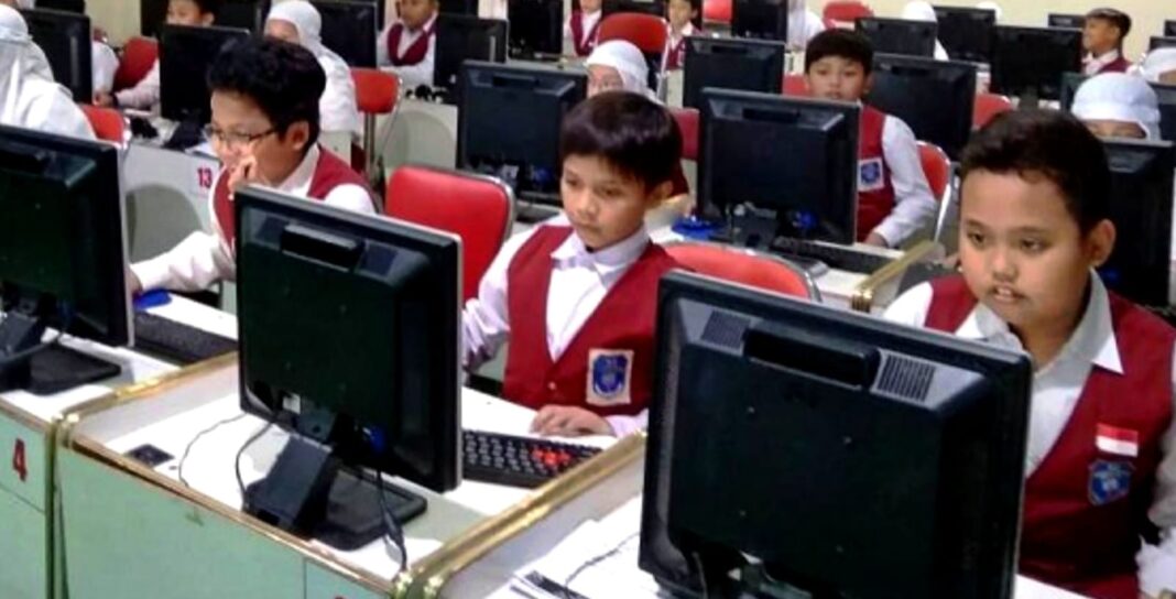 Ilustrasi Siswa-siswi mengikuti pelaksanaan Test Kemampuan Akademik (TKA).