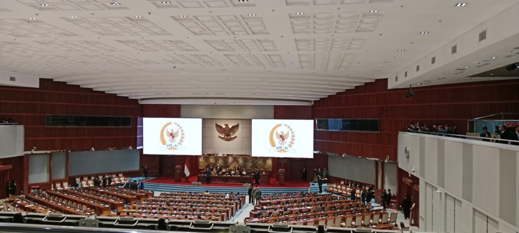 Rapat Paripurna DPR RI menetapkan RUU Perlindungan Pekerja Rumah Tangga sebagai RUU inisiatif DPR di Gedung DPR Jakarta
