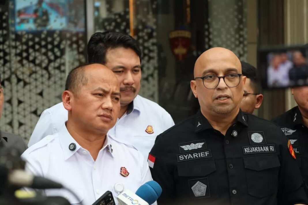 Kapuspenkum Kejagung, Anang Supriatna (kiri)