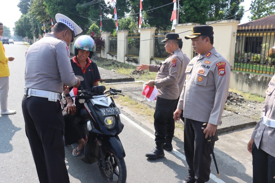 Peringati hut 81 ri. Polri bagi bagi bendera ke pengendara