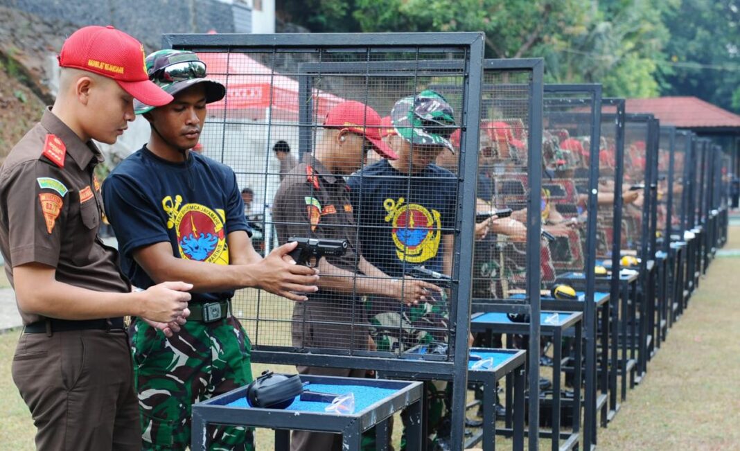 Pelatihan dan Pembentukan Jaksa (PPPJ) Angkatan 83 Gelombang II Tahun 2026 mengikuti latihan menembak